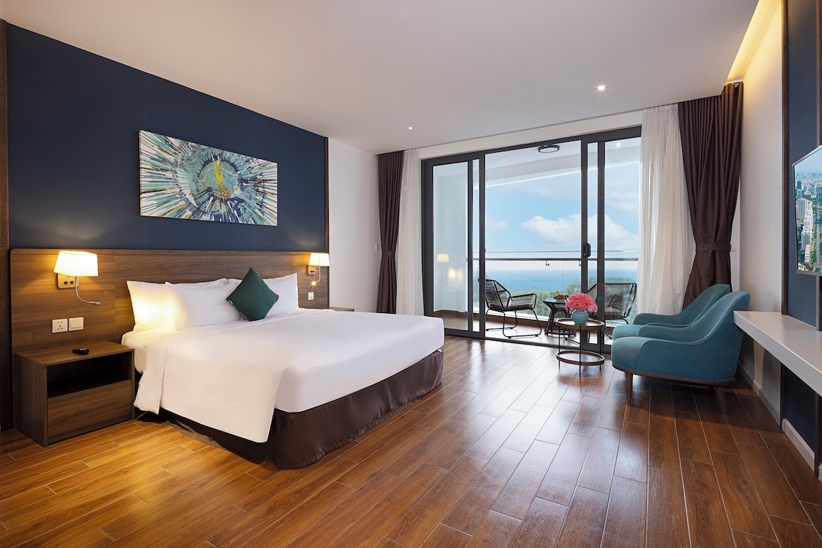 Premier Double Room, Sea View | Minibar, in-room safe, WiFi (free), bed sheets