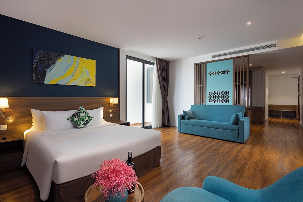 Luxury Room, Ocean View | Minibar, in-room safe, WiFi (free), bed sheets