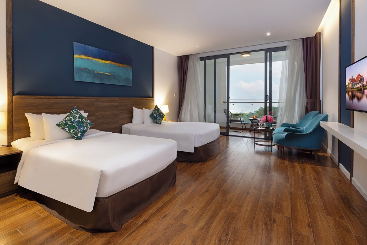 Deluxe Room, 2 Twin Beds, Ocean View | Minibar, in-room safe, WiFi (free), bed sheets