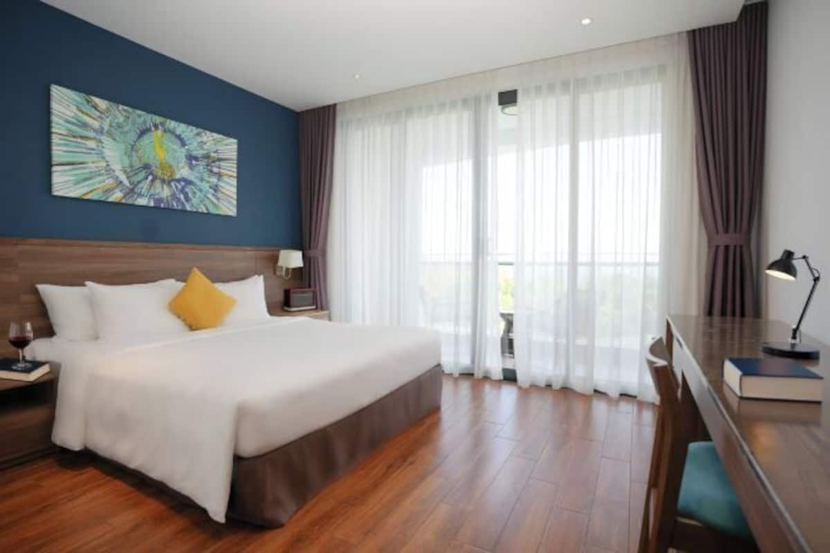 Minibar, in-room safe, free WiFi, bed sheets