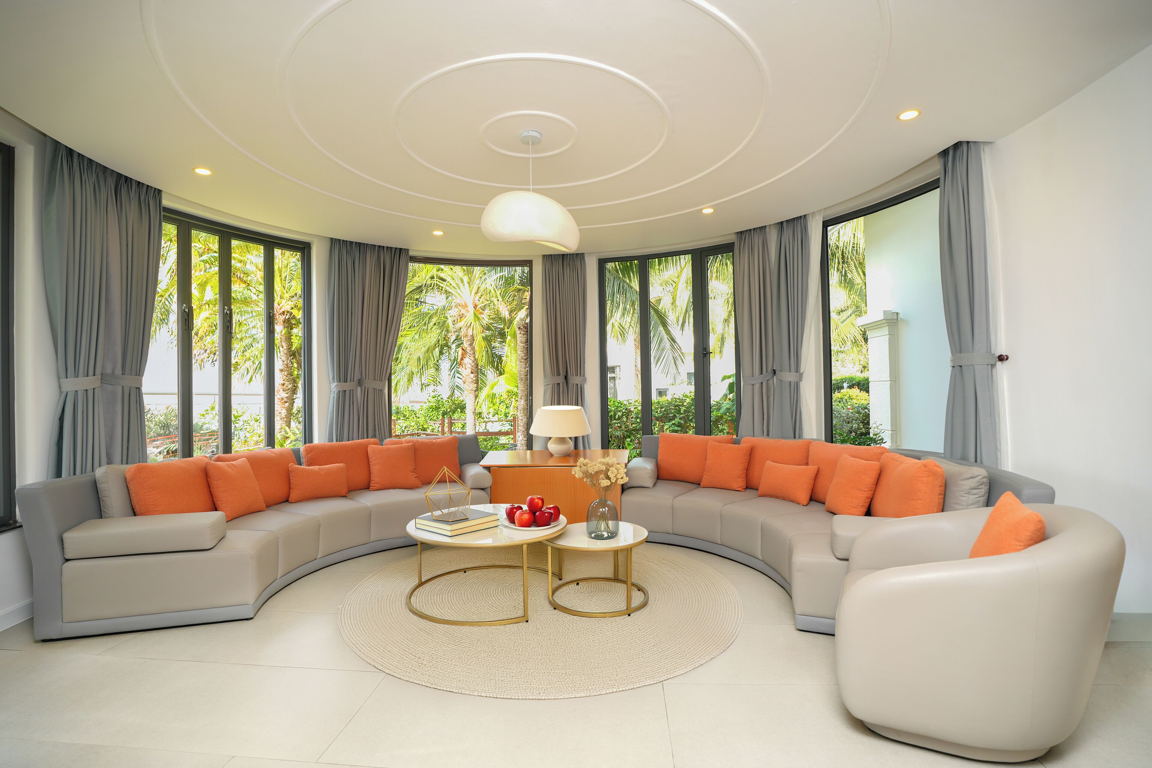 Villa, 4 Schlafzimmer, Strandnähe | Wohnbereich | 50-Zoll-Smart-TV mit Kabelempfang, Fernseher