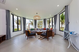 别墅, 4 间卧室, 海滨 | 起居区 | 50-英寸智能电视 （配备有线频道）、电视