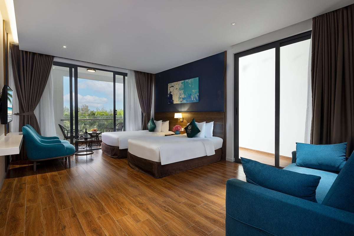 Luxury Room, Ocean View | Minibar, in-room safe, free WiFi, bed sheets