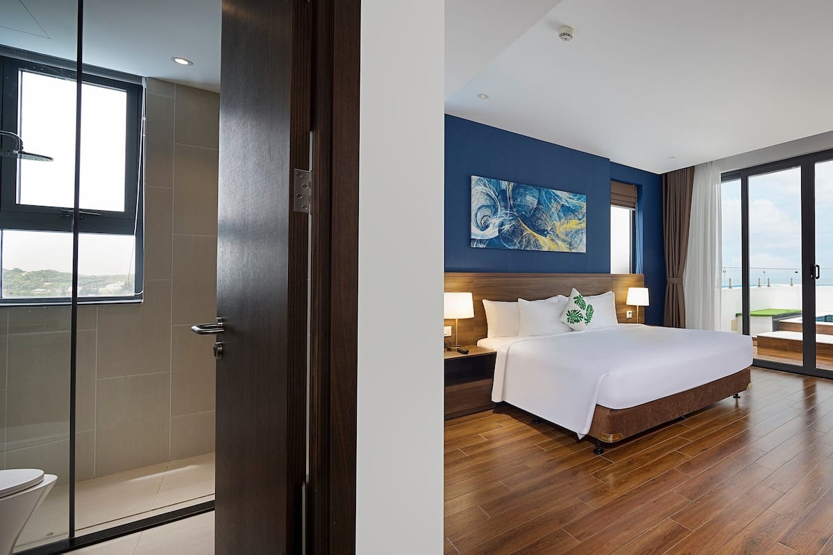 Penthouse, Beach View | Minibar, in-room safe, free WiFi, bed sheets
