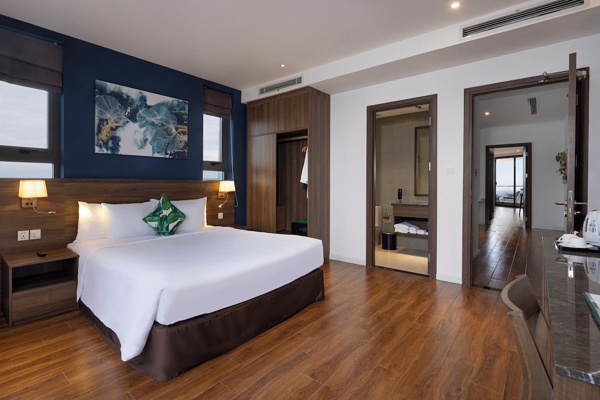 Family Studio Suite | Minibar, in-room safe, WiFi (free), bed sheets