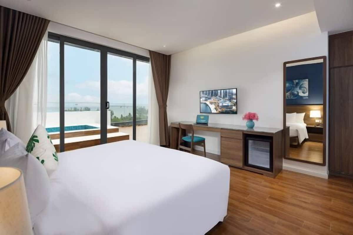 Minibar, in-room safe, free WiFi, bed sheets