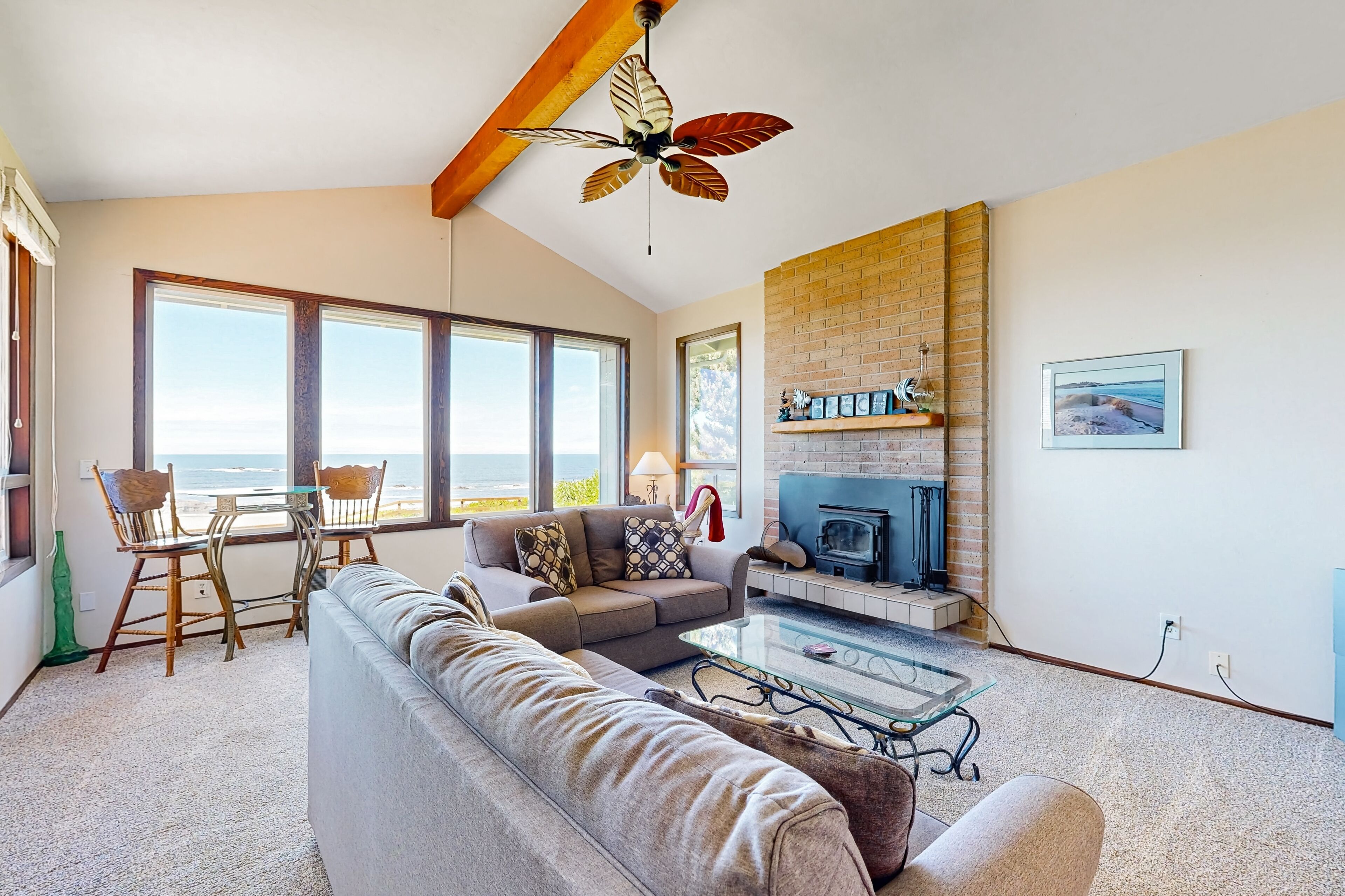 Fernseher, Kamin, DVD-Player