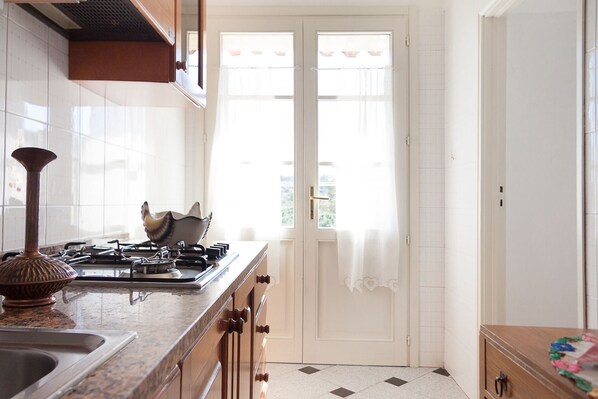 Réfrigérateur, micro-ondes, congélateur