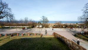 A park with pathways, benches, and a sign reading "ANITA". - Villa Aquamarina Whg. 22, Fahrstuhl, Seeblick - Villa Aquamarina Whg. 22 (Heringsdorf)