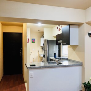 Microwave, cookware/dishes/utensils