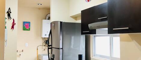 Microondas y utensilios de cocina