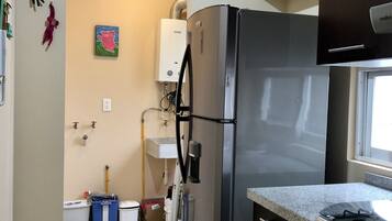 Microwave, cookware/dishes/utensils