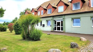 A building with a sign reading 'PENSION' and a green facade. - DZ / 2-bed room 06_Ground floor - Guesthouse Am Schloss (Kramerhof)