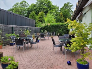 Outdoor dining - DZ / 2-bed room 07_Ground floor - Guesthouse Am Schloss (Kramerhof)
