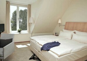 1 Schlafzimmer, Zimmersafe, Schreibtisch, Reisekinderbett