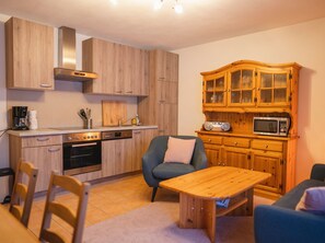 Fridge, microwave, oven, stovetop - Ferienwohnung Maxl für 2-4 Personen, 2 Schlafzimmer mit Balkon, 60 m² (Inzell)