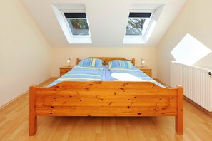 2 bedrooms, travel cot, WiFi