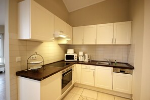 Kühlschrank, Mikrowelle, Ofen, Geschirrspüler