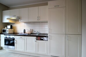 Kühlschrank, Mikrowelle, Ofen, Geschirrspüler