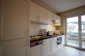 Kühlschrank, Mikrowelle, Ofen, Geschirrspüler