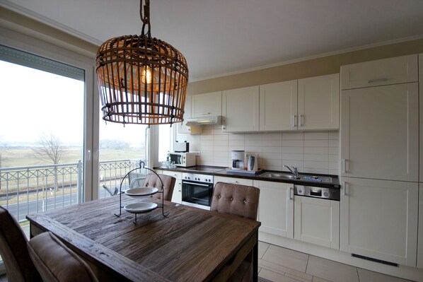 Jääkaappi, mikroaaltouuni, uuni, astianpesukone