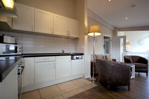 Een koelkast, een magnetron, een oven, een vaatwasser