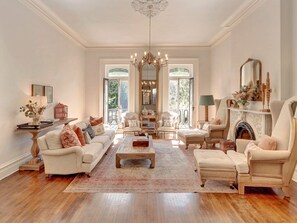 Televisión, reproductor de DVD y libros 