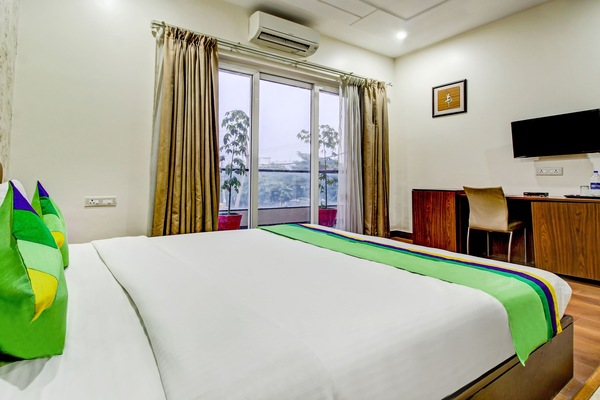 Escritorio, sistema de insonorización y tabla de planchar con plancha