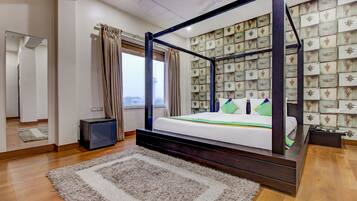 Premium Room | Desk, soundproofing, iron/ironing board, free WiFi