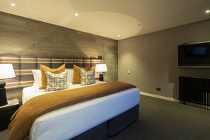6 bedrooms, iron/ironing board, internet, bed sheets