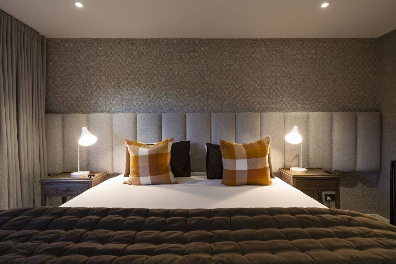 6 bedrooms, desk, iron/ironing board, WiFi