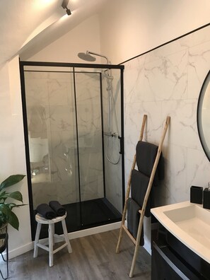 Dusche, Haartrockner, Handtücher, Seife