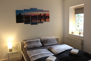 2 Schlafzimmer, Schreibtisch, Bügeleisen/Bügelbrett, Reisekinderbett