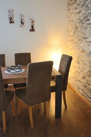 Dining - Robs Ferienwohnung (Dresden)