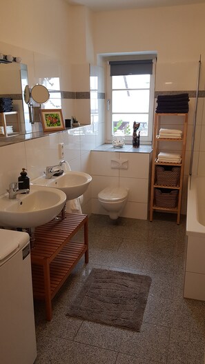 Bathtub, hair dryer, towels, soap - Robs Ferienwohnung (Dresden)