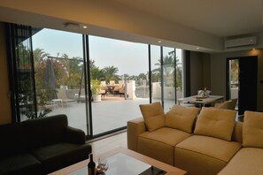 Deluxe Suite, 2 Bedrooms, Kitchenette, Sea View | Living area