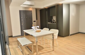 Deluxe-Suite, 2 Schlafzimmer, Kochnische, Meerblick | Eigene Küche | Hochstuhl