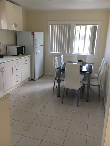 Entire House 3 bedrooms, 5 minute walk to town centre and 1 minute to beach