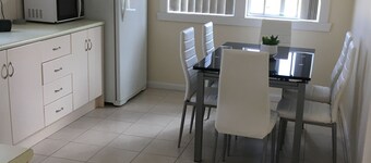 Entire House 3 bedrooms, 5 minute walk to town centre and 1 minute to beach