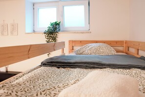 1 habitación, sistema de insonorización y tabla de planchar con plancha