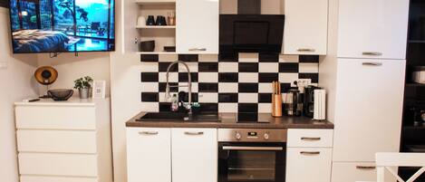 Jääkaappi, uuni, liesi, kahvin-/teenkeitin