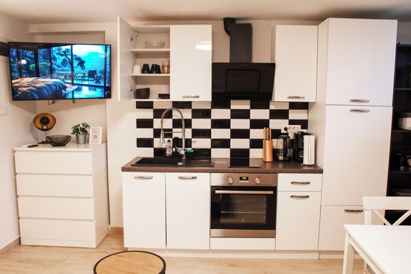 Refrigerador, horno, placa de cocina, cafetera/tetera