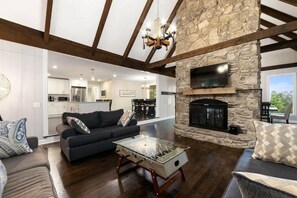 Smart-TV, Tischfußball, Arbeitsbereiche