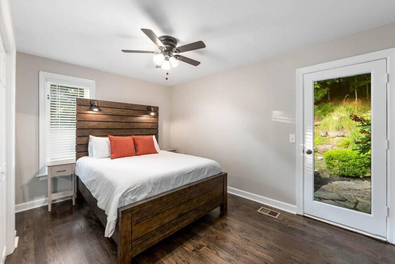 5 bedrooms, desk, iron/ironing board, free WiFi