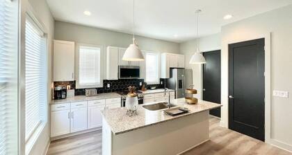 Incredible Rooftop overlooking Downtown. 12 beds