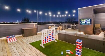 Incredible Rooftop overlooking Downtown. 12 beds