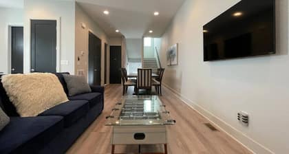 Incredible Rooftop overlooking Downtown. 12 beds