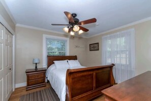 5 bedrooms, iron/ironing board, travel crib, WiFi - Pool! Near Fort Moore & Downtown - Our White House (Columbus)