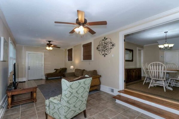 TV, offices - Pool! Near Fort Moore & Downtown - Our White House (Columbus)