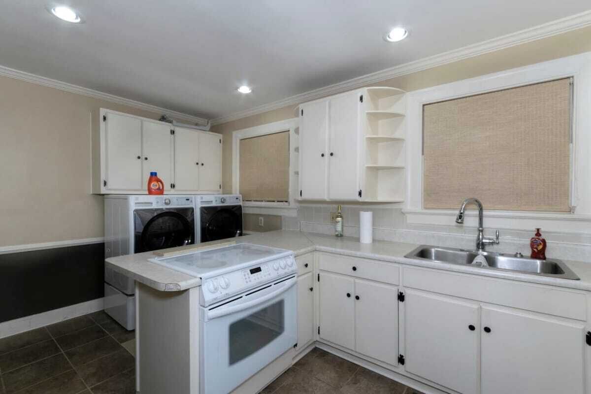 冷蔵庫、電子レンジ、オーブン、コンロ